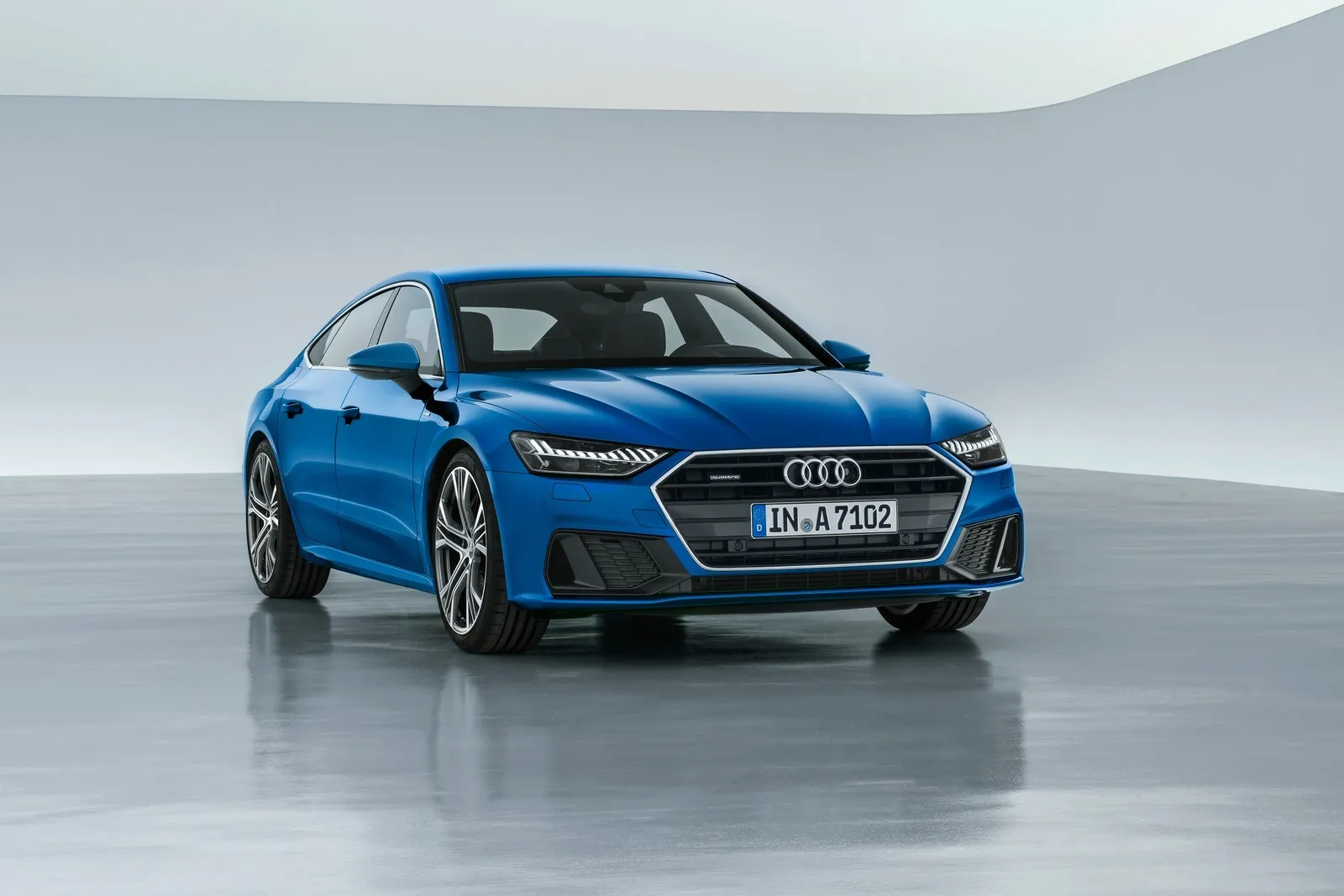 Static photo
Colour: Ara Blue